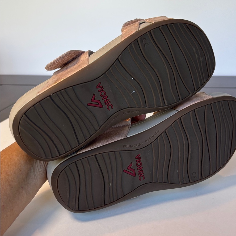 Vionic Kylan Pink Metallic Sandals. Size 8 - Picture 7 of 9